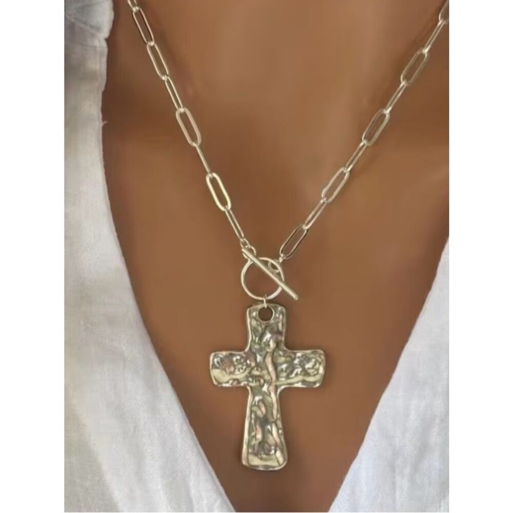 🩶 Hammered Cross Pendant Toggle Clasp Necklace - Silver Tone Paperclip Chain 🩶 - Picture 8 of 9